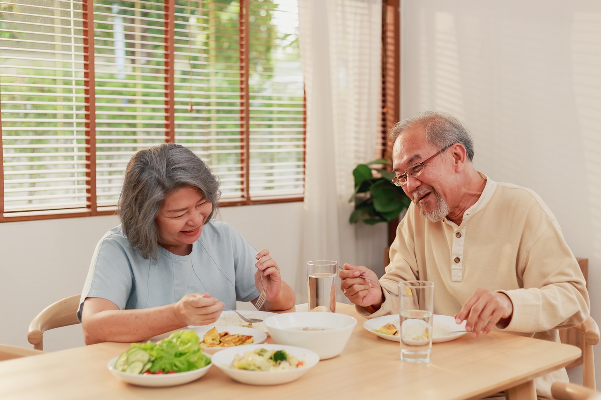 อาหารที่เหมาะสมสำหรับผู้สูงอายุ รับประทานอย่างไร ให้ห่างไกลโรค